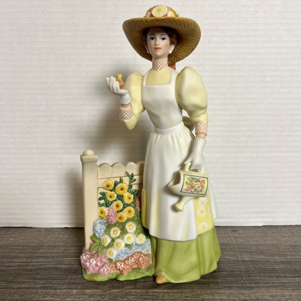 Avon President's Club 2008 Award Figurine Mrs.‎ Albee Porcelain Gardener Statue